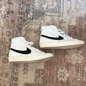 NIKE WOMEN’S BLAZER MID 77 SNEAKERS